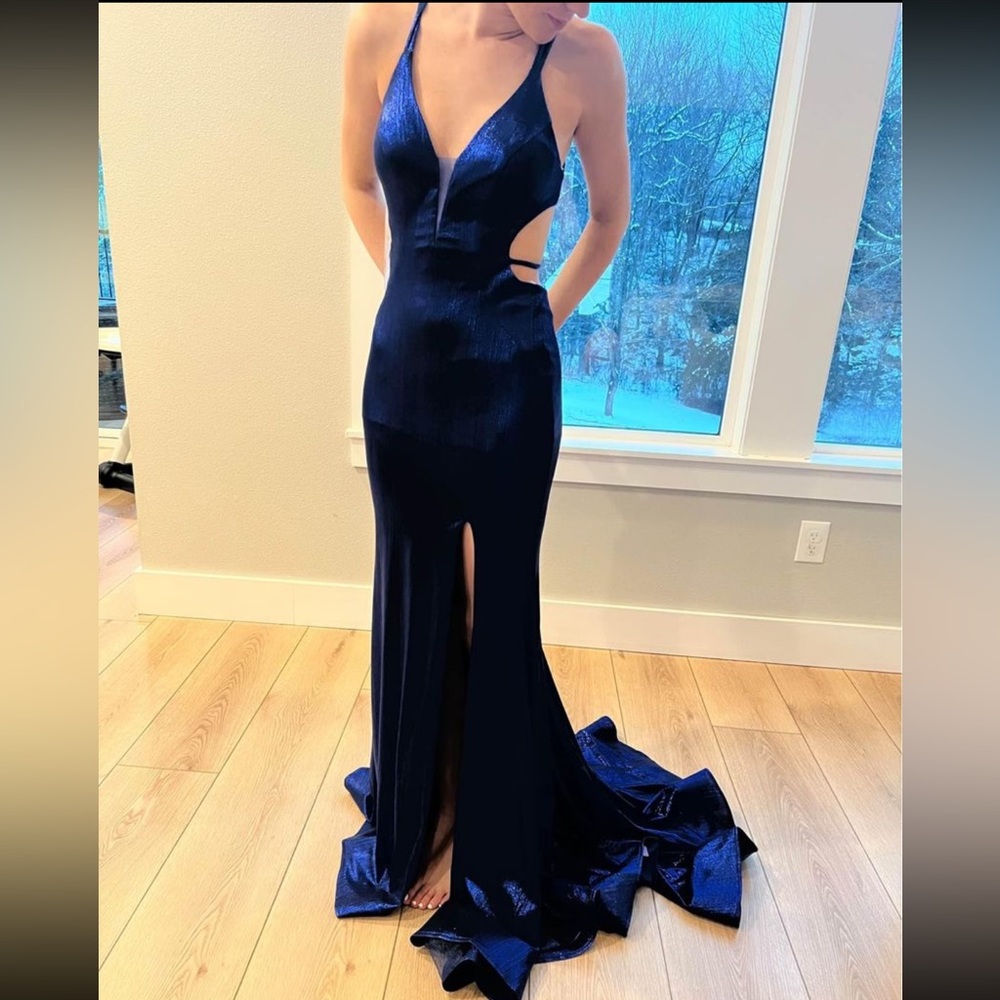 NWT.  Only tried on. Ellie Wilde. 00. Blue.  This dress is stunning!